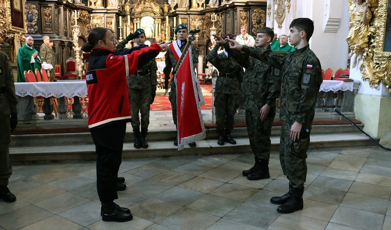 O rycerzu nie świadczy miecz, a o żołnierzu broń - ślubowanie w KLO w Henrykowie