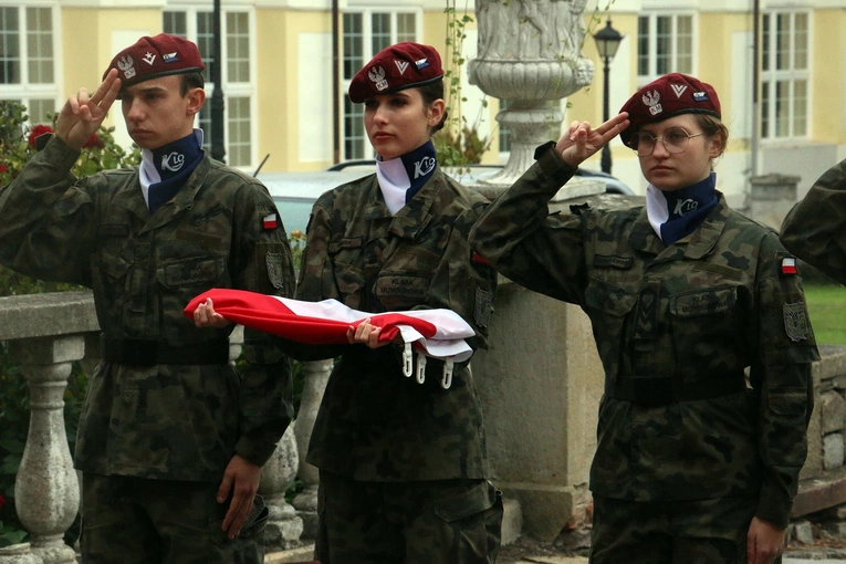 Ślubowanie w KLO w Henrykowie - rok szkolny 2025/2026