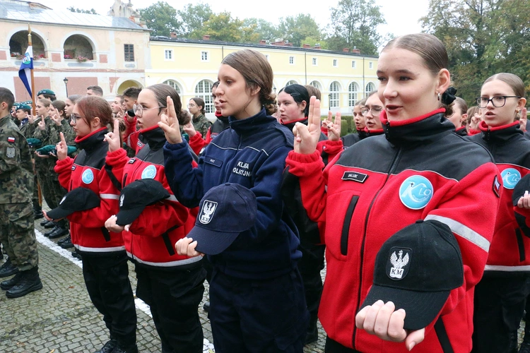 Ślubowanie w KLO w Henrykowie - rok szkolny 2025/2026