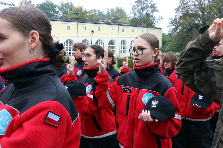 Ślubowanie w KLO w Henrykowie - rok szkolny 2025/2026