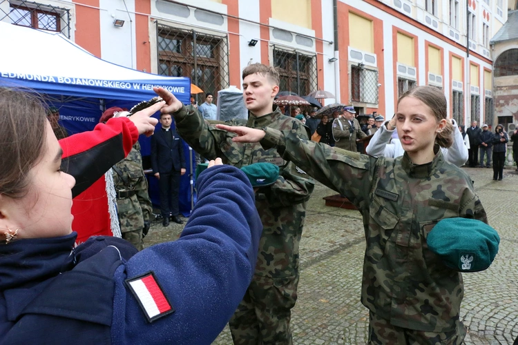 Ślubowanie w KLO w Henrykowie - rok szkolny 2025/2026