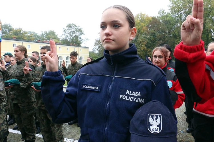 Ślubowanie w KLO w Henrykowie - rok szkolny 2025/2026