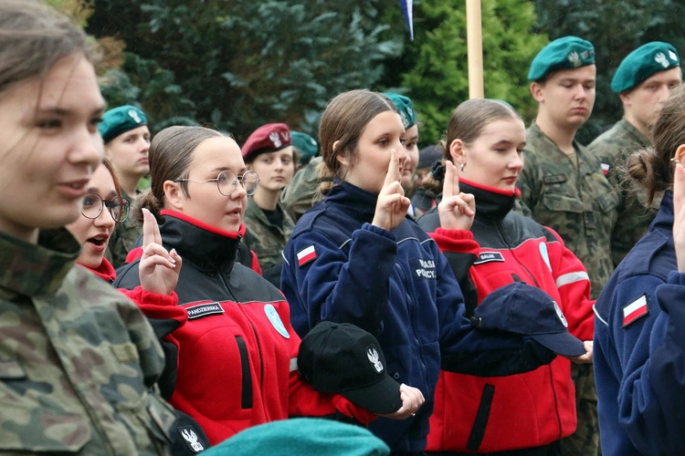 Ślubowanie w KLO w Henrykowie - rok szkolny 2025/2026