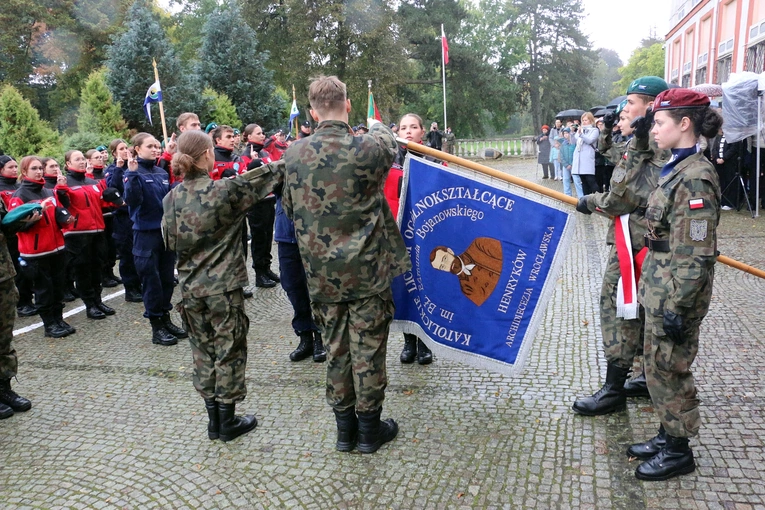 Ślubowanie w KLO w Henrykowie - rok szkolny 2025/2026