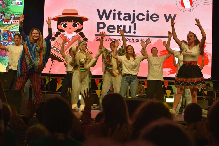 Wyprawa do Peru, kolorowe lamy i teledysk dla papieża