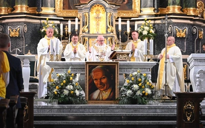 To nie "Barka" i kremówki są sednem Dnia Papieskiego