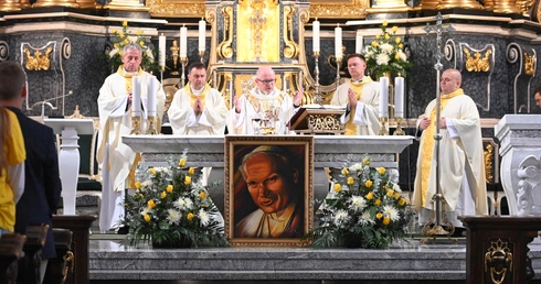 To nie "Barka" i kremówki są sednem Dnia Papieskiego