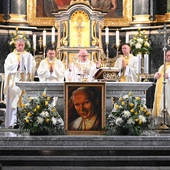 To nie "Barka" i kremówki są sednem Dnia Papieskiego