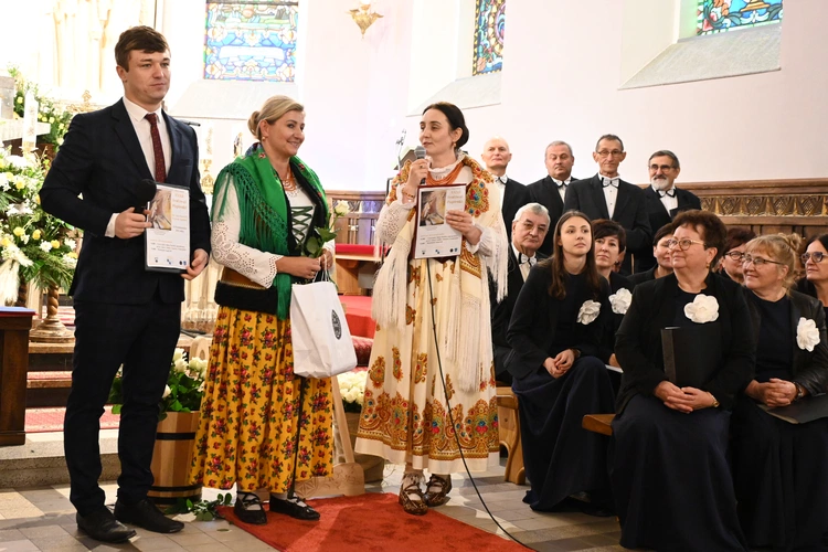 Z koncertami i konkursami