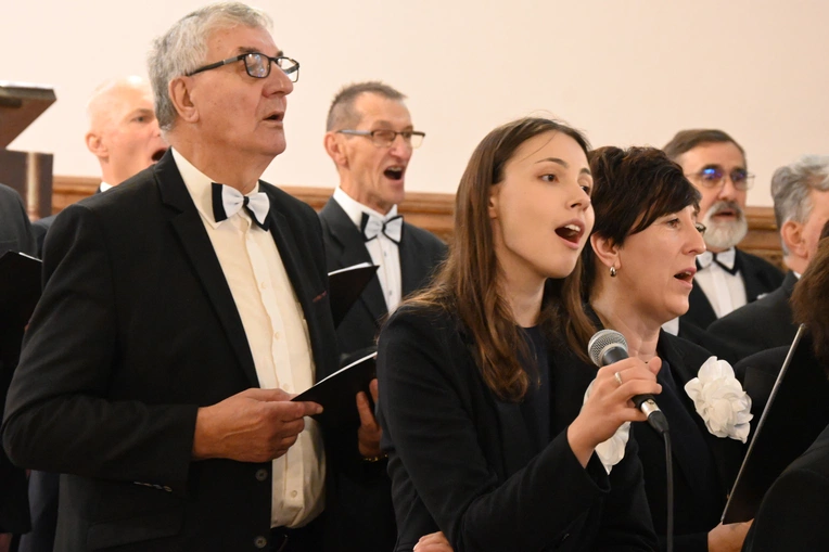Z koncertami i konkursami