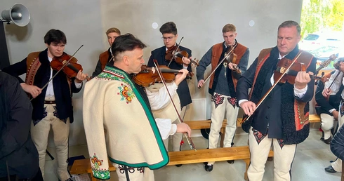 Zakopane-Antałówka. Pierwsza Msza św. w budującym się kościele