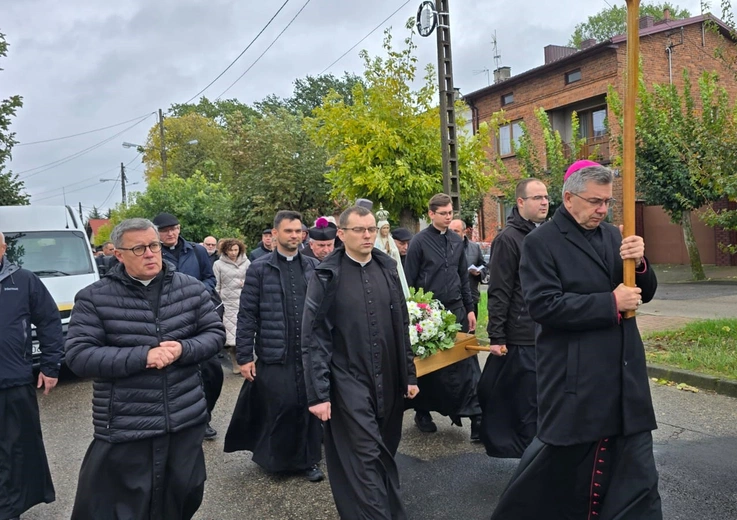 Kapłani z krzyżem i figurą Madonny przeszli z kościoła parafialnego do sanktuarium. 