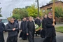 Kapłani z krzyżem i figurą Madonny przeszli z kościoła parafialnego do sanktuarium. 
