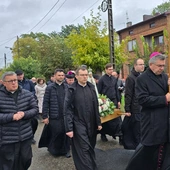 Kapłani z krzyżem i figurą Madonny przeszli z kościoła parafialnego do sanktuarium. 