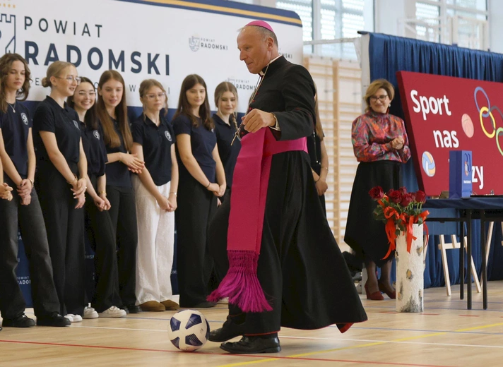 Bp Solarczyk poświęcił nową halę sportową