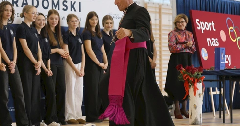 Bp Solarczyk poświęcił nową halę sportową