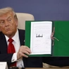Donald Trump pokazuje podpisany w Sharm el-Sheikh dokument