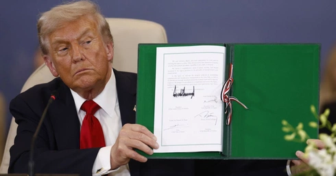 Donald Trump pokazuje podpisany w Sharm el-Sheikh dokument