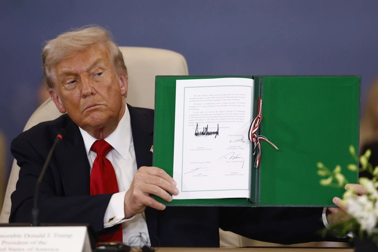 Donald Trump pokazuje podpisany w Sharm el-Sheikh dokument