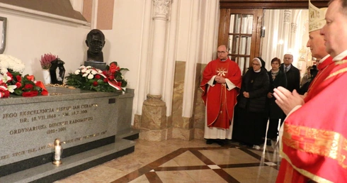 Modlitwa przy grobie bp. Jana Chrapka.