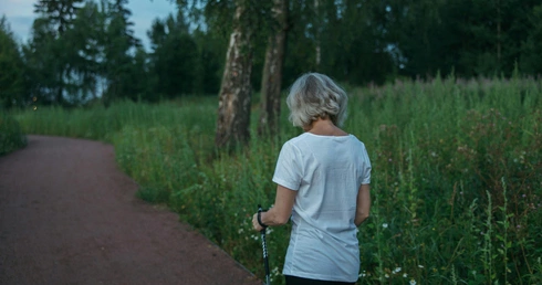 Końcówki do kijków nordic walking – jakie wybrać do różnych terenów?