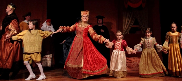 Spektakl "Farfurka Królowej Bony" w wykonaniu Teatru Kaworki