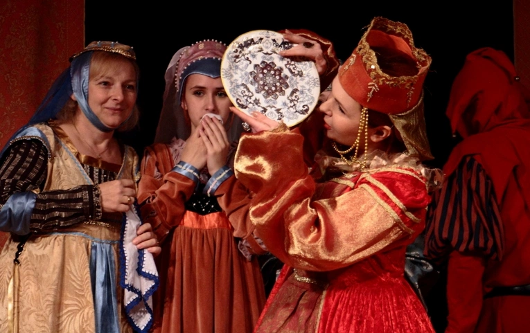 Spektakl "Farfurka Królowej Bony" w wykonaniu Teatru Kaworki