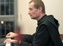 Co łączy muzykę Chopina i Regułę św. Benedykta? Rozmowa z o. Bernardem Sawickim OSB