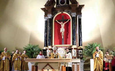 Nowy ołtarz zmienił wystrój wnętrza. Został on poświęcony przez abp.  Budzika podczas uroczystej Eucharystii 4 października. 