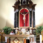 Nowy ołtarz zmienił wystrój wnętrza. Został on poświęcony przez abp.  Budzika podczas uroczystej Eucharystii 4 października. 