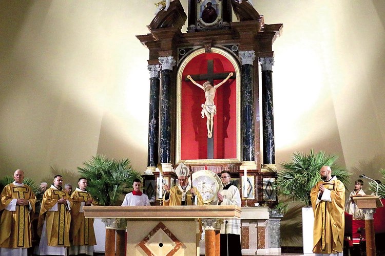 Nowy ołtarz zmienił wystrój wnętrza. Został on poświęcony przez abp.  Budzika podczas uroczystej Eucharystii 4 października. 