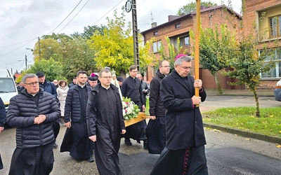 Kapłani pielgrzymowali do miejsca,  w którym posługiwał błogosławiony.