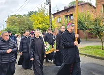 Kapłani pielgrzymowali do miejsca,  w którym posługiwał błogosławiony.