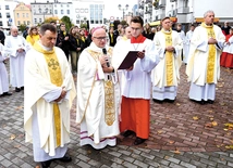 Przed pomnikiem św. Jana Pawła II biskup Musioł modlił się  za młode pokolenie.