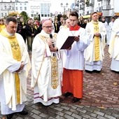 Przed pomnikiem św. Jana Pawła II biskup Musioł modlił się  za młode pokolenie.