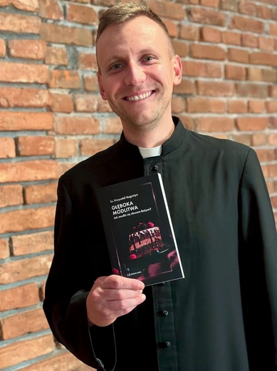 K. Augustyn – prezbiter diecezji świdnickiej, psycholog, psychoterapeuta w trakcie szkolenia. Autor książek „Sztuka przebaczania” i „Głęboka modlitwa”. Jego pasją jest łączenie wiedzy psychologicznej z przesłaniem zawartym w Ewangelii, którą realizuje, prowadząc własny podcast. Książkę można kupić na www.sklepduchowy.pl.