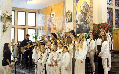 Dzieci z bedlneńskiej SP opowiadały i śpiewały o swoim patronie.