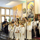 Dzieci z bedlneńskiej SP opowiadały i śpiewały o swoim patronie.