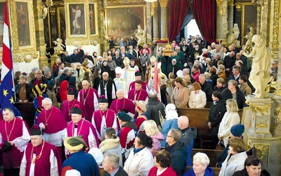 W świętowaniu uczestniczyła rzesza wiernych.