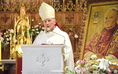 Biskup Marek przywołał osobiste wspomnienia uczestnictwa w Liturgii z Janem Pawłem II.