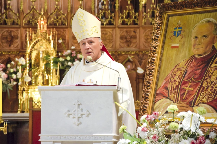 Biskup Marek przywołał osobiste wspomnienia uczestnictwa w Liturgii z Janem Pawłem II.