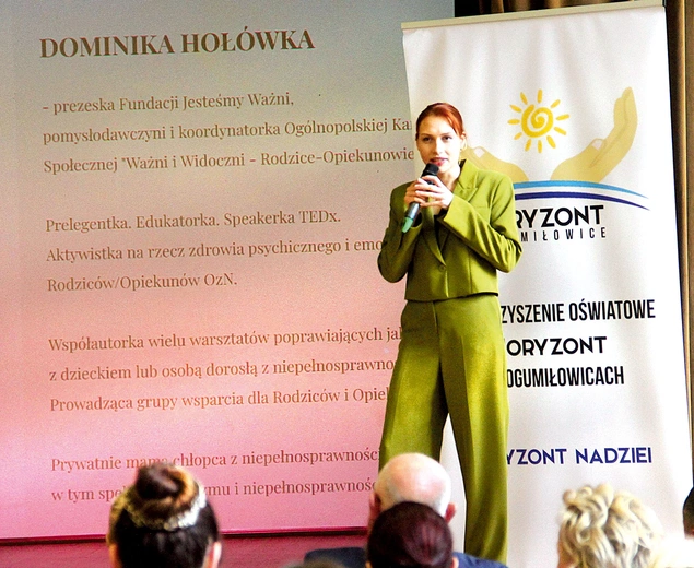 Jedną z prelegentek była Dominika Hołówka, prezeska Fundacji Jesteśmy Ważni – jednej z nielicznych w Polsce działającej na rzecz opiekunów osób z niepełnosprawnościami.
