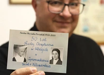 Pamiątkowe zdjęcia s. Urszuli w dłoniach ks. Krzysztofa.