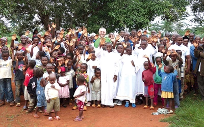 Ks. Mirosław Bujak od 2003 r. posługuje w Kamerunie. Obecnie  jest proboszczem parafii  pw. św. Teresy  od Dzieciątka Jezus w Doumaintang.