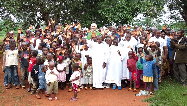 Ks. Mirosław Bujak od 2003 r. posługuje w Kamerunie. Obecnie  jest proboszczem parafii  pw. św. Teresy  od Dzieciątka Jezus w Doumaintang.