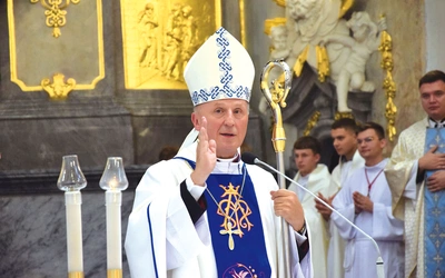 Biskup Solarczyk udziela pasterskiego błogosławieństwa. 