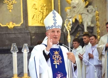 Biskup Solarczyk udziela pasterskiego błogosławieństwa. 