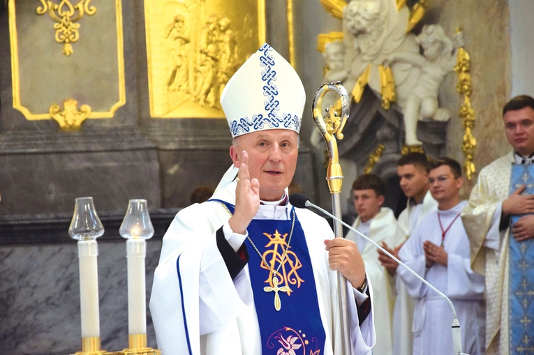 Biskup Solarczyk udziela pasterskiego błogosławieństwa. 