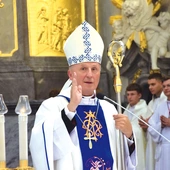 Biskup Solarczyk udziela pasterskiego błogosławieństwa. 