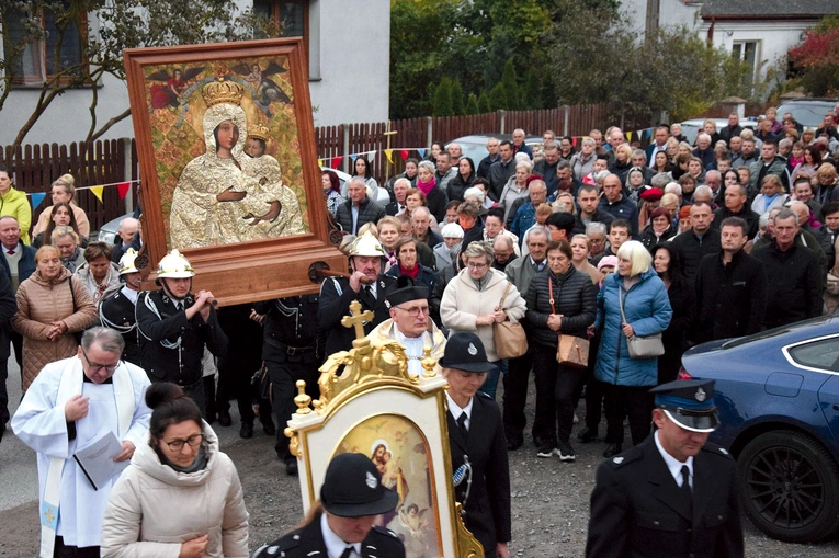 Wprowadzenie obrazu do kościoła w Jarosławicach.